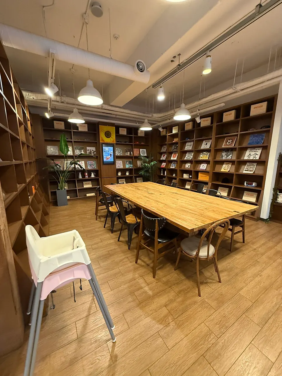 Table seating with a book-café feel