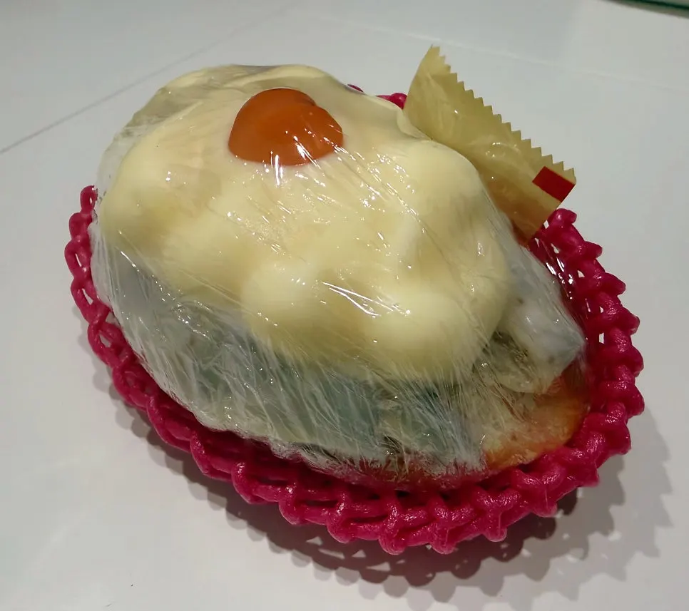 Cross-section of a bitten peach wakppu