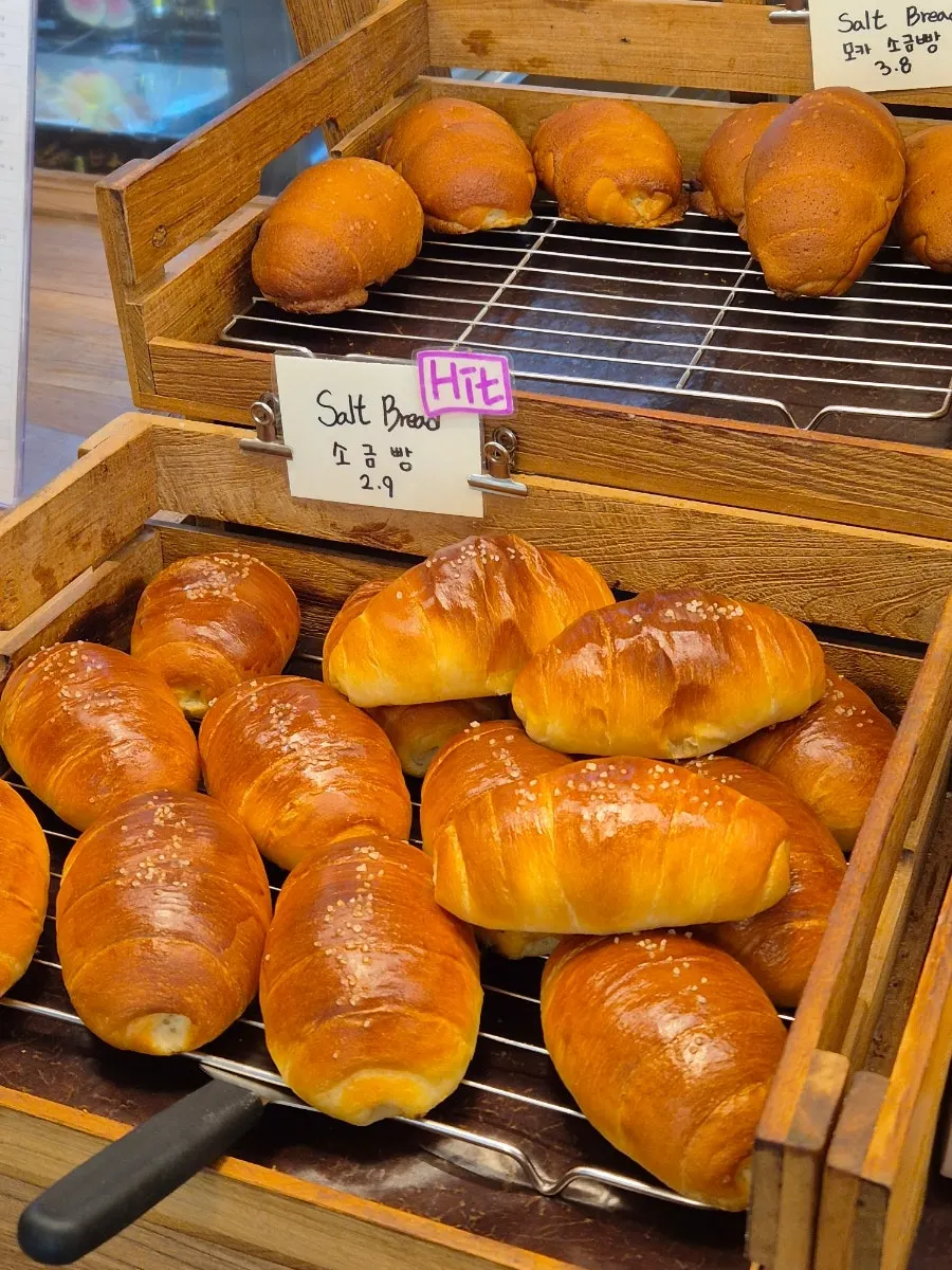 소금빵과 마늘바게트가 놓인 빵 진열대