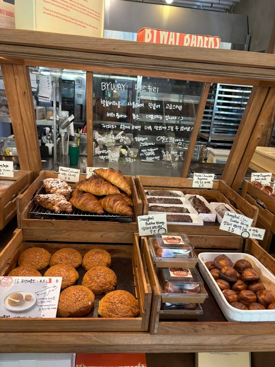 Bagels and jambon beurre on the bread display