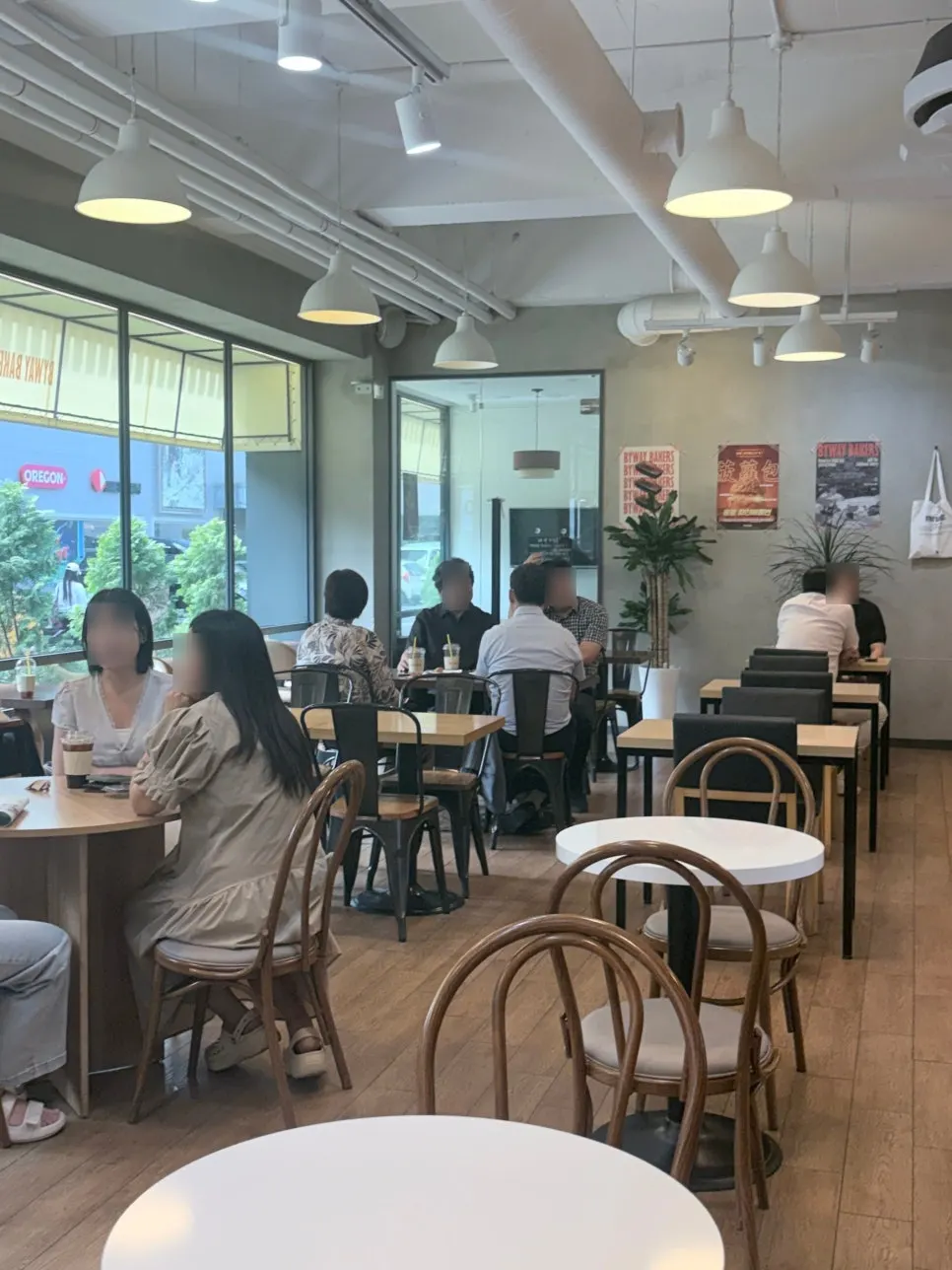카페 내부 우드톤 좌석 전경