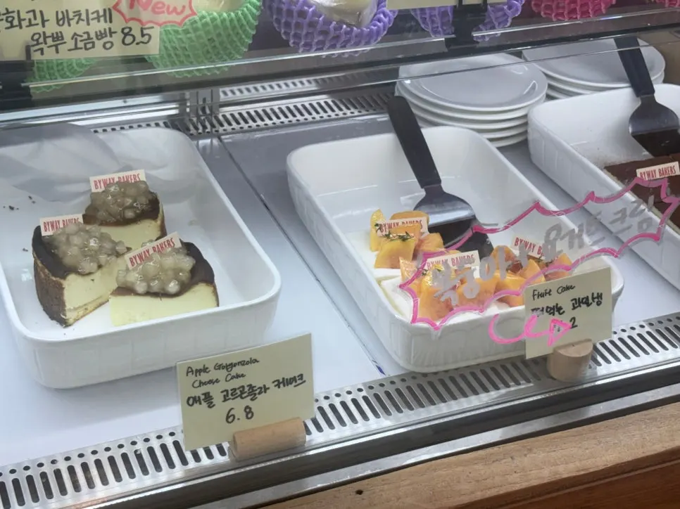 샌드위치와 식사 빵 진열 코너