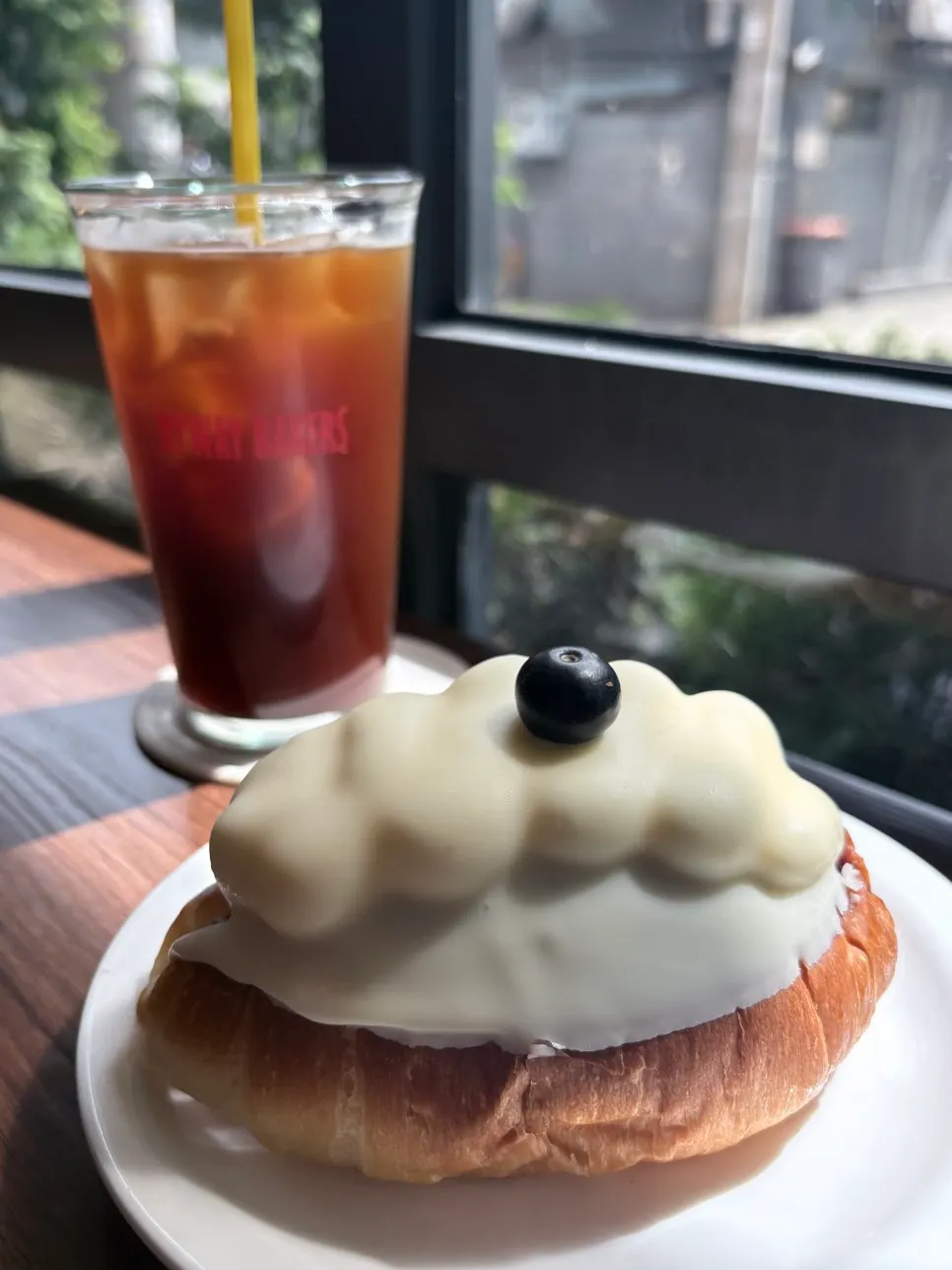 왁뿌 소금빵과 아이스 아메리카노 세팅