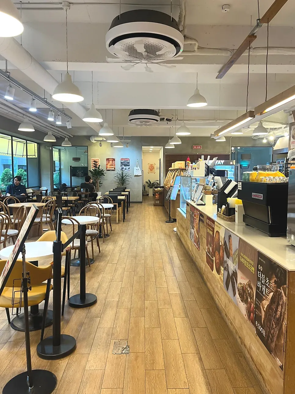 Full view of the entrance of BYWAY BAKERS Yeongdeungpo Branch