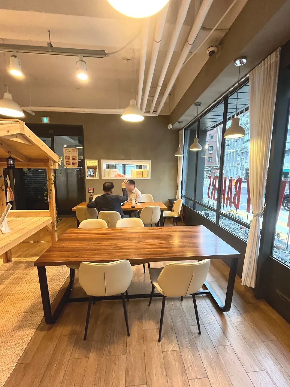 Spacious interior seating at BYWAY BAKERS Yeongdeungpo Branch