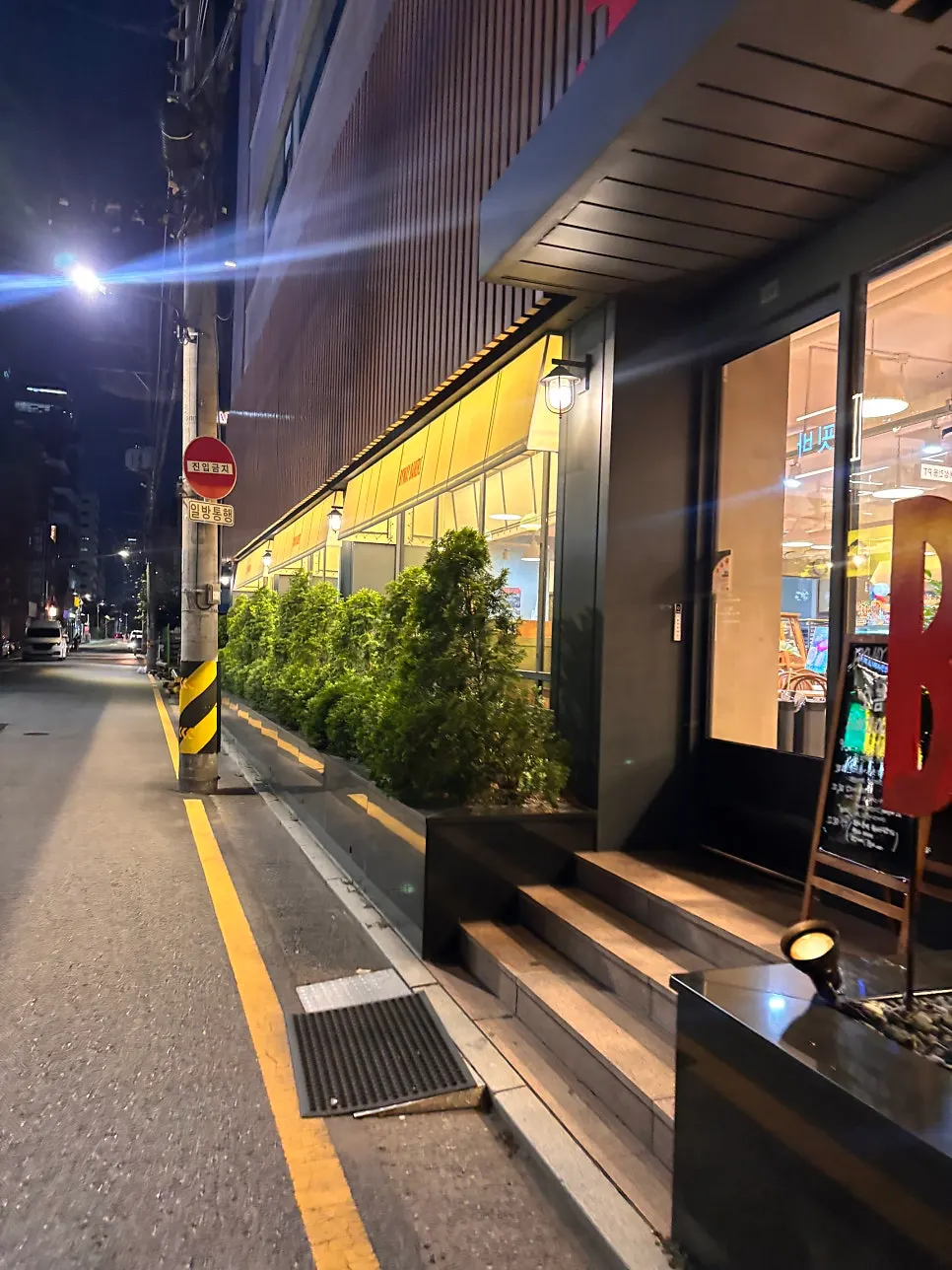 당산동 골목에 자리한 베이커리 카페 입구