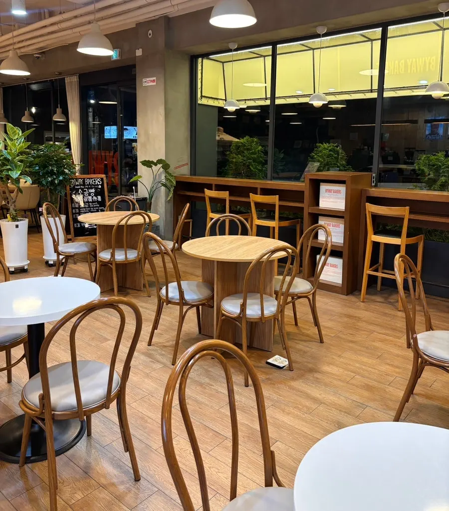 책이 놓여 있는 넓은 카페 좌석