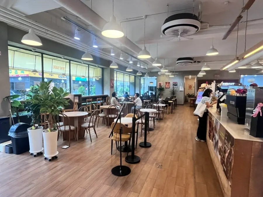 넓고 깔끔한 바이웨이 베이커스 영등포점 내부