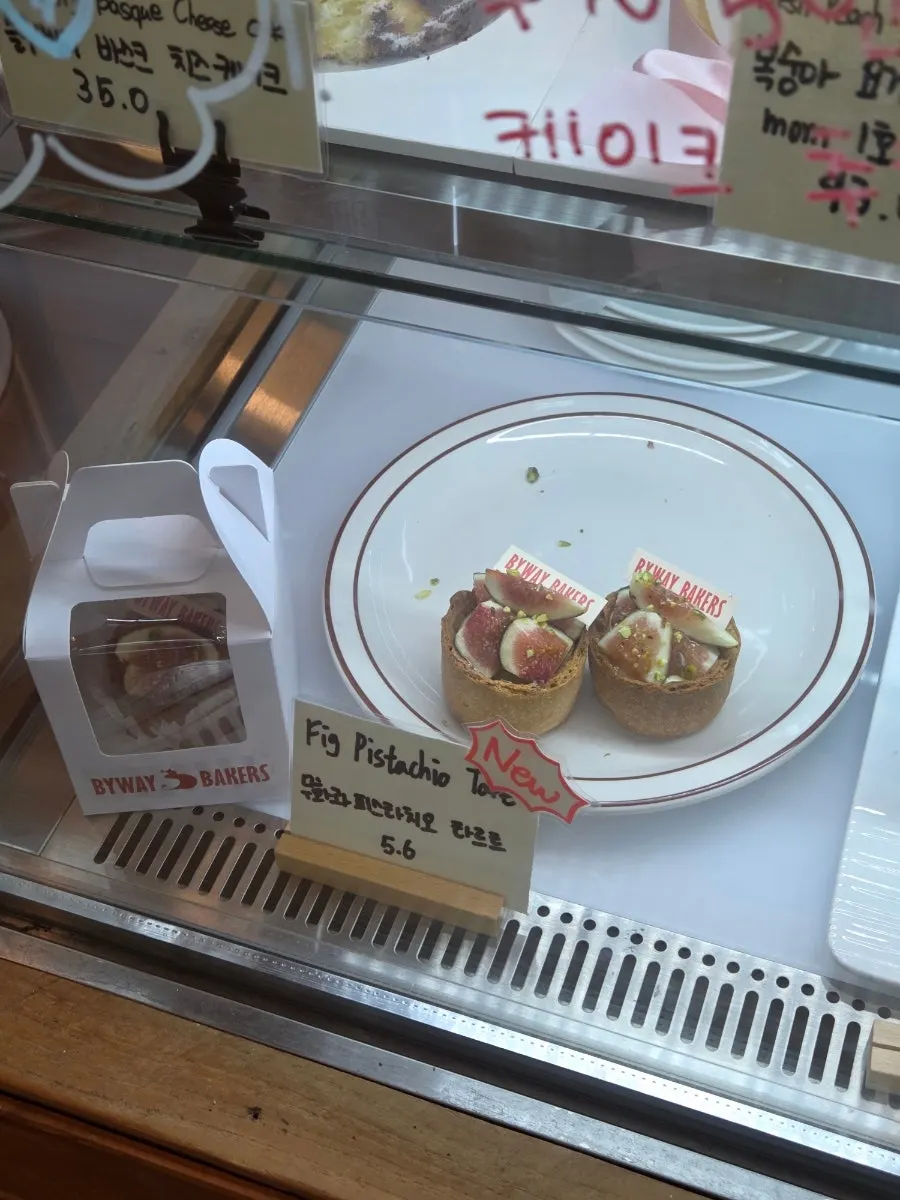 겉에 소금이 올려진 버터떡