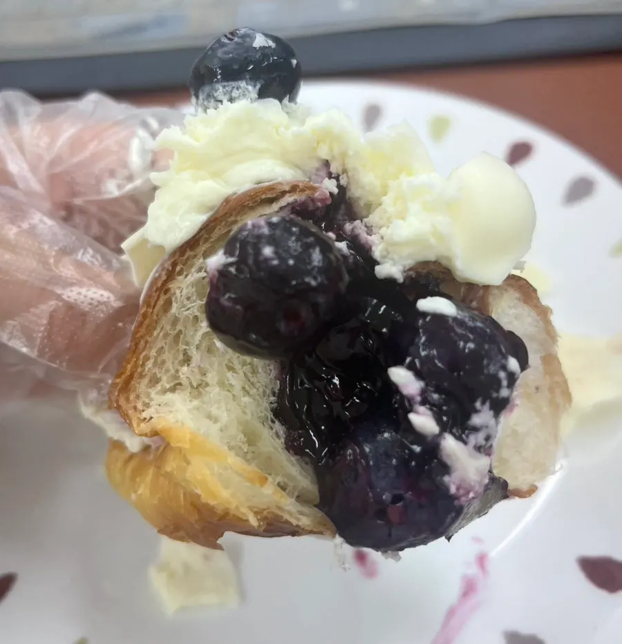 왁뿌 소금빵과 함께 놓인 디저트