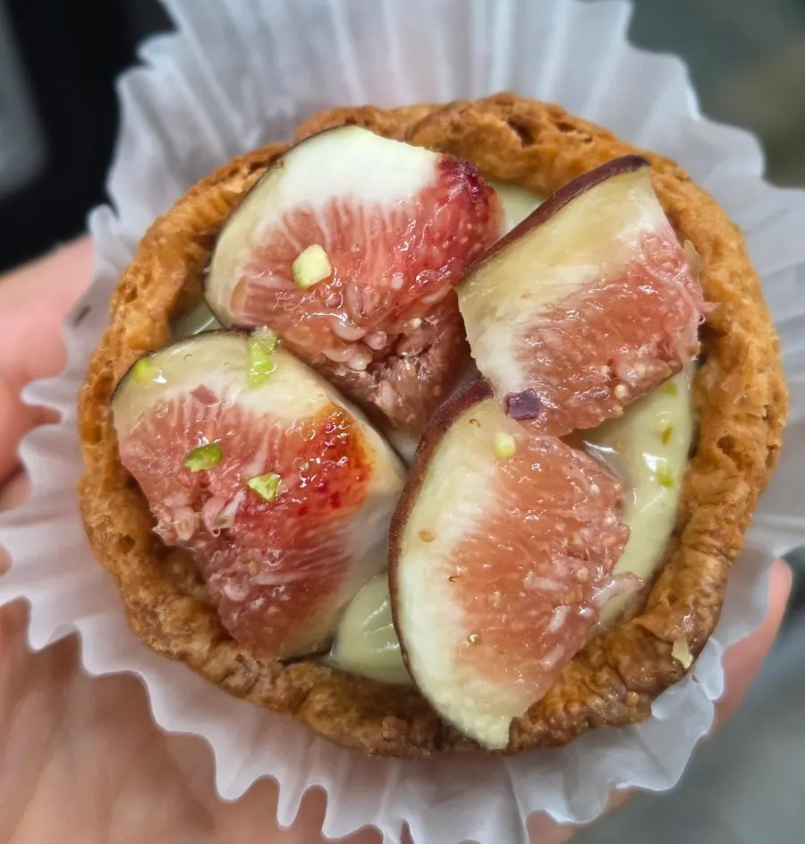 피스타치오 필링 위에 무화과가 올라간 타르트 단면