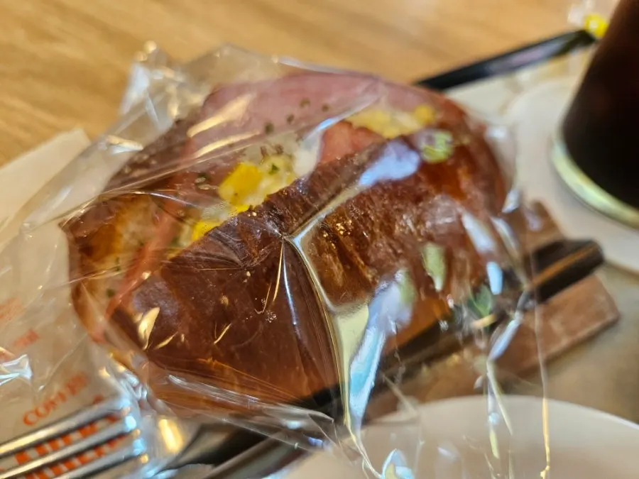 접시에 담긴 햄치즈 소금빵
