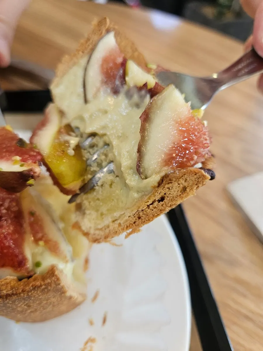 피스타치오 크림을 채운 무화과 타르트 클로즈업