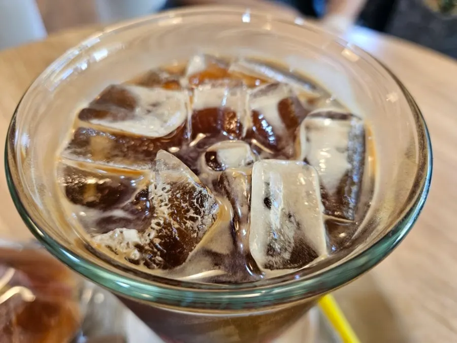 디저트와 함께 놓인 아이스 아메리카노