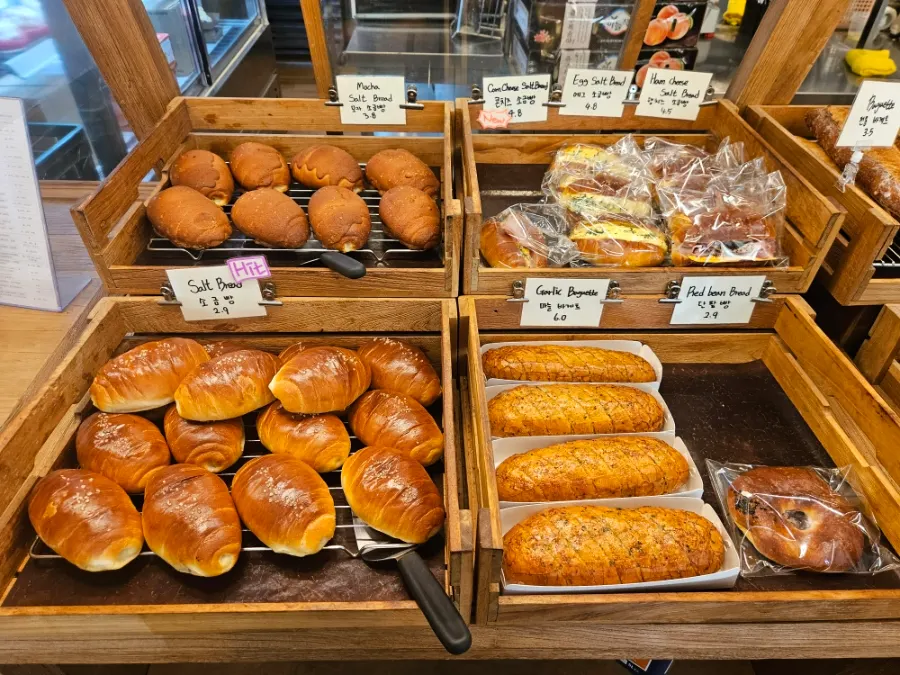 Salt bread display at BYWAY BAKERS Yeongdeungpo Branch