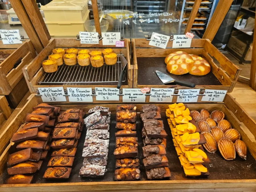 Financiers sold as gift sets