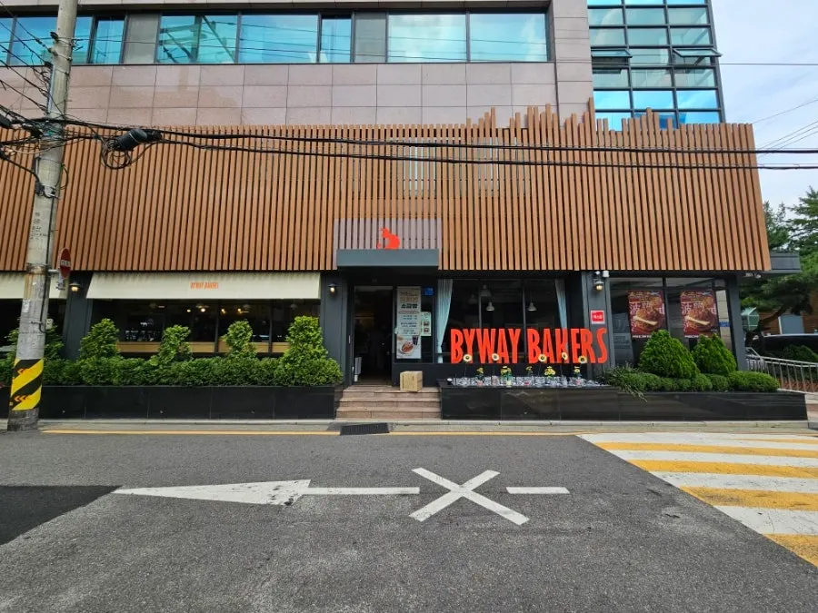 Storefront near Exit 1 of Yeongdeungpogu Office Station