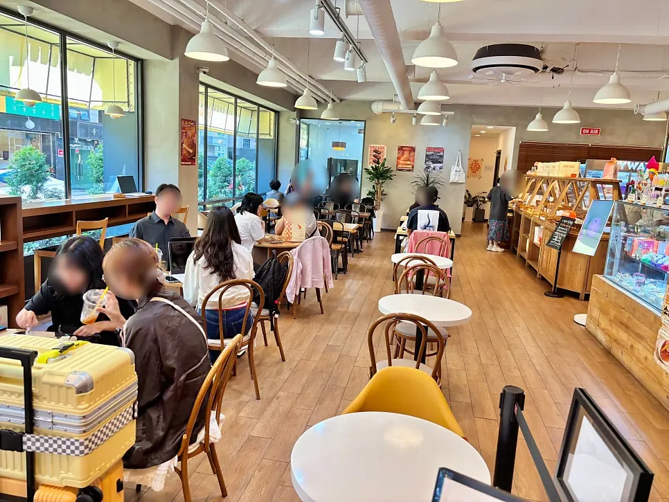 Interior and seating at BYWAY BAKERS Yeongdeungpo Branch