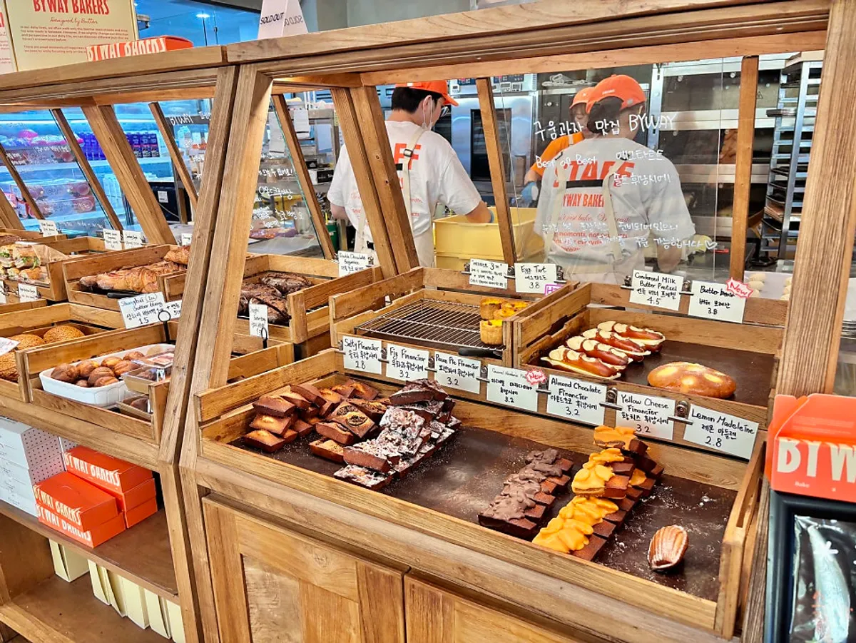 Bread shelves packed full at BYWAY BAKERS Yeongdeungpo Branch