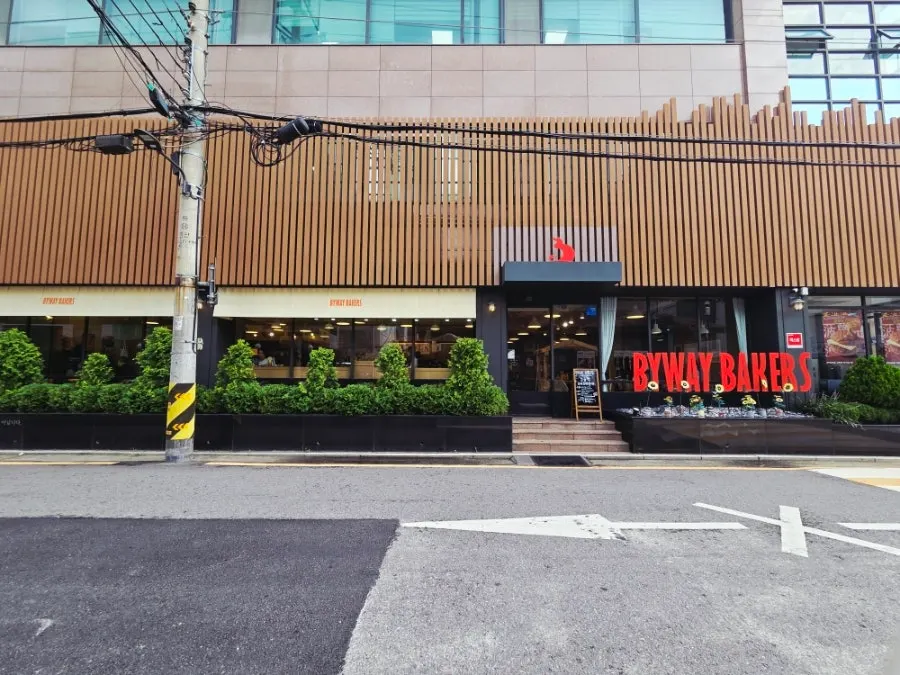 영등포구청역 근처 베이커리카페 건물 전경