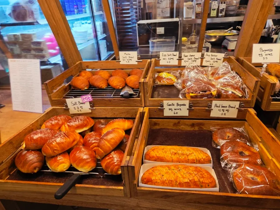 소금빵과 바게트 등 진열된 베이커리