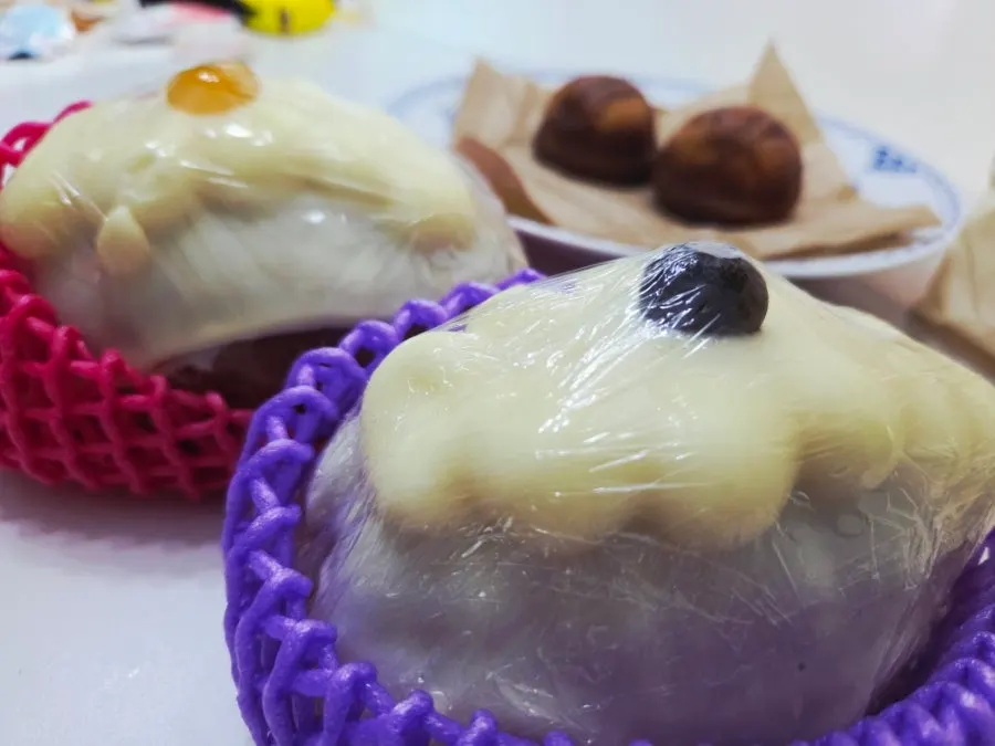 화이트초콜릿 코팅의 복숭아 요거트 왁뿌소금빵