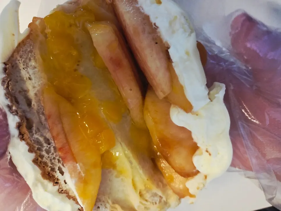 갈라진 소금빵 속 황도복숭아 단면
