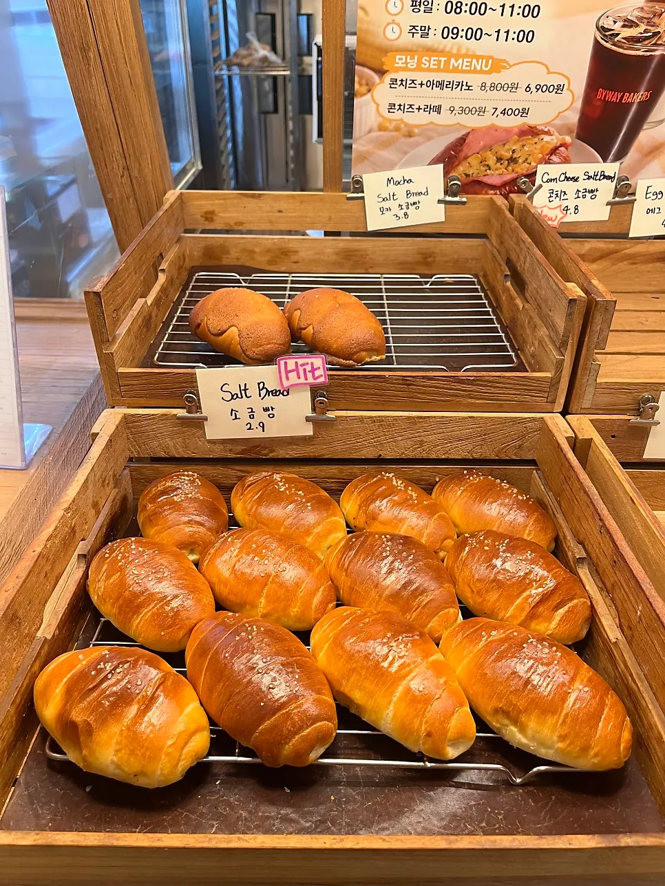 소금빵이 가득한 베이커리 쇼케이스