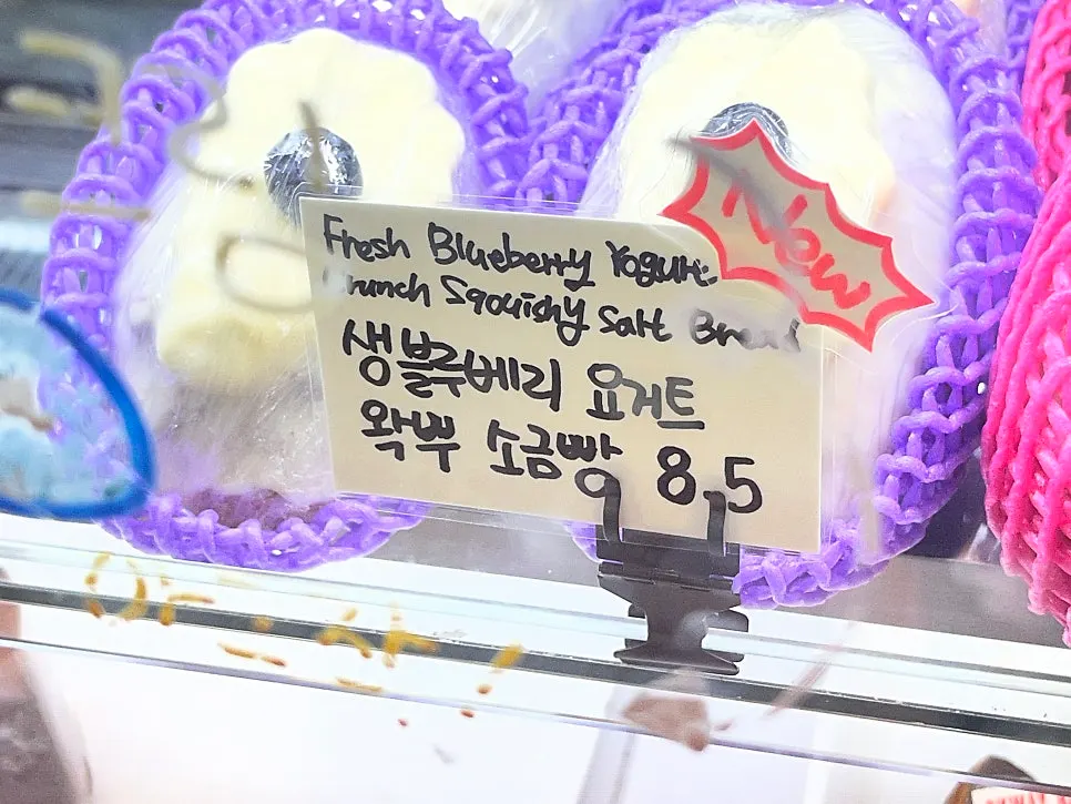 매장 계산대 주변 디저트 진열