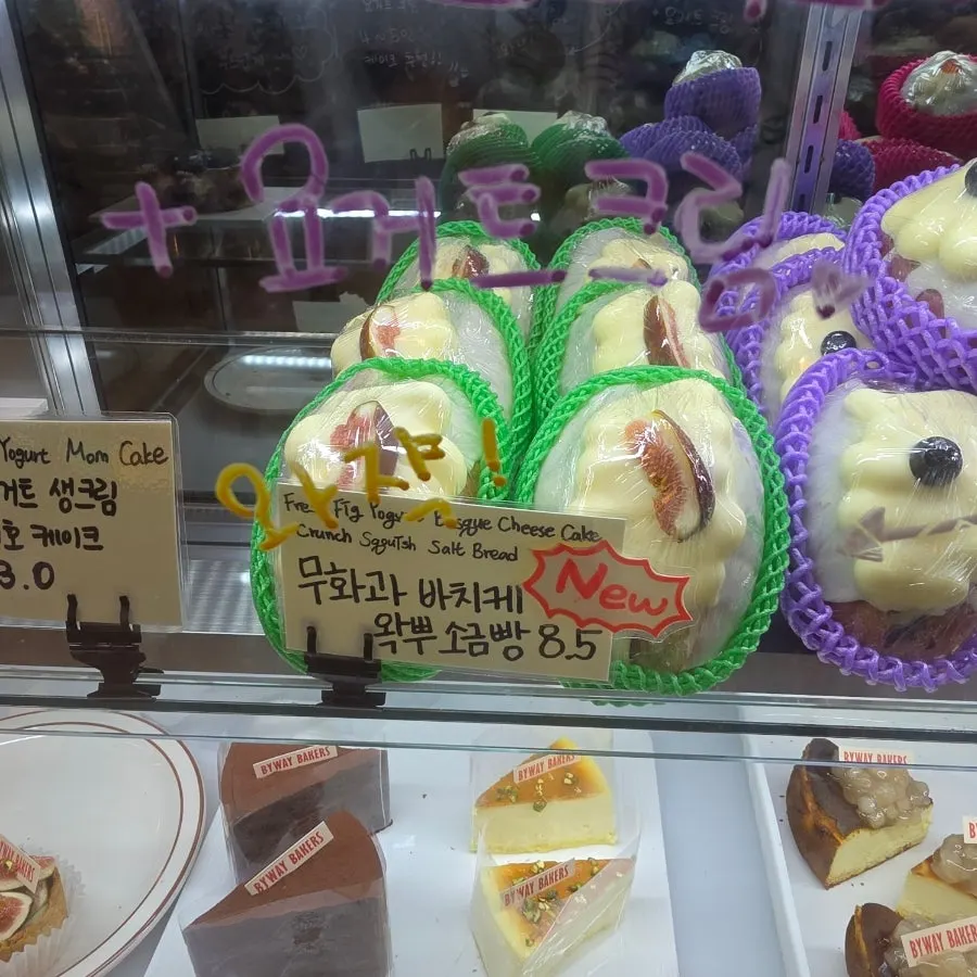 The three flavors of wakppu salt bread on display