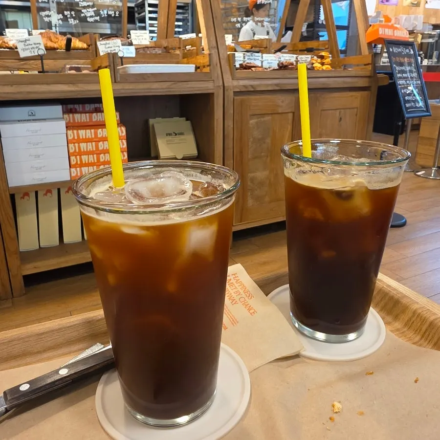 Two iced Americanos and the ordered bread