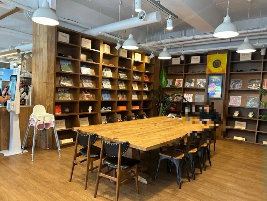 欧式氛围装潢的烘焙店内部