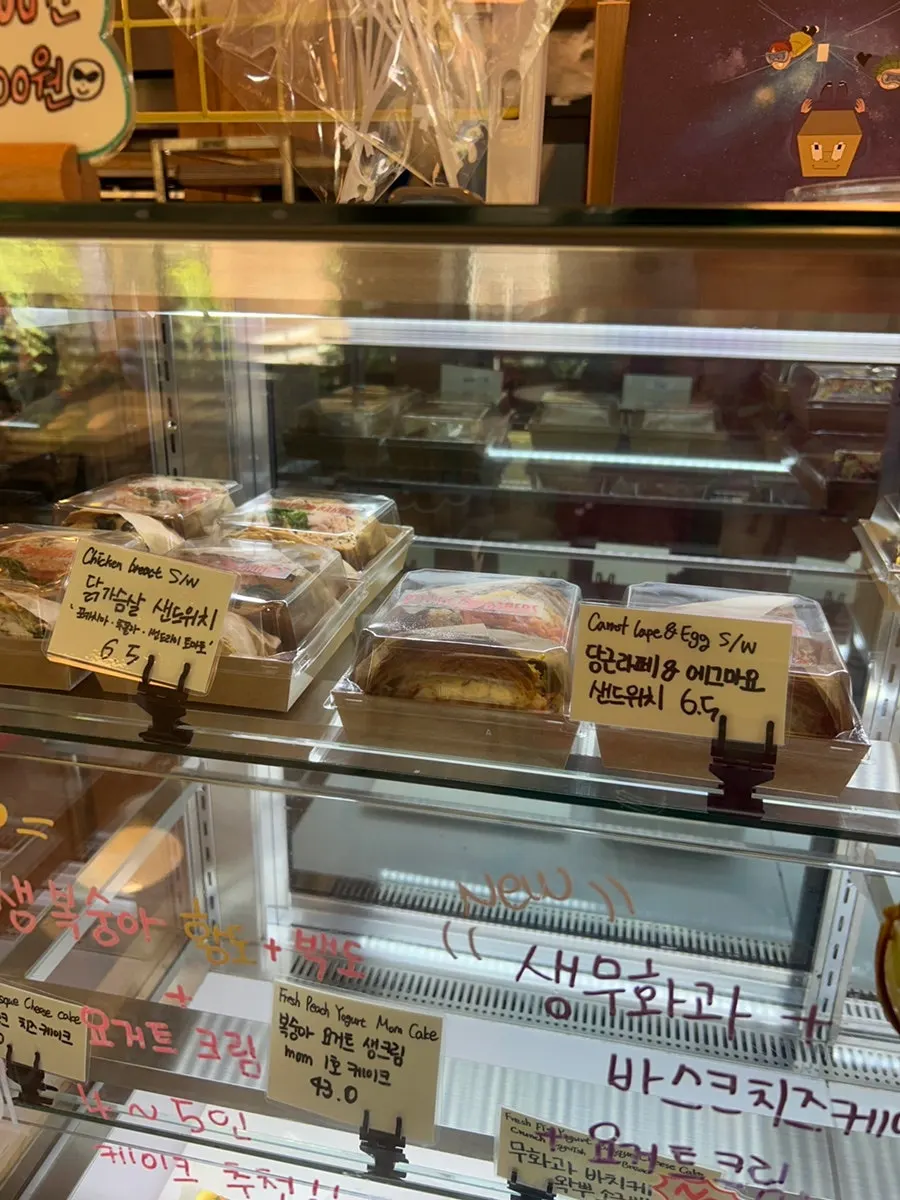 店内陈列架上的各式面包
