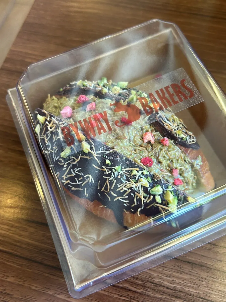 露出开心果奶油的盐面包