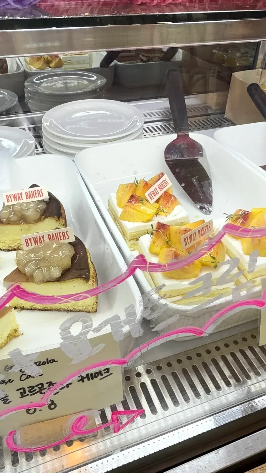 쇼케이스에 진열된 케이크류