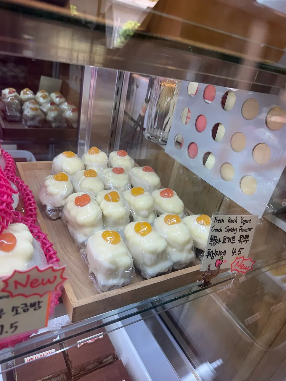 화이트 초콜릿을 깬 복숭아 왁뿌 휘낭시에 단면