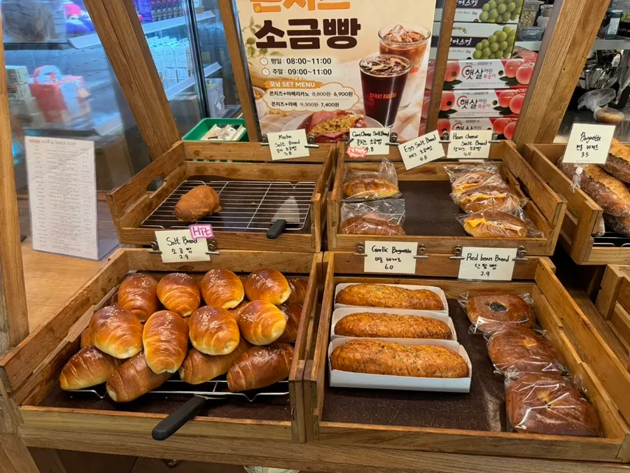 진열대에 놓인 소금빵과 마늘바게트