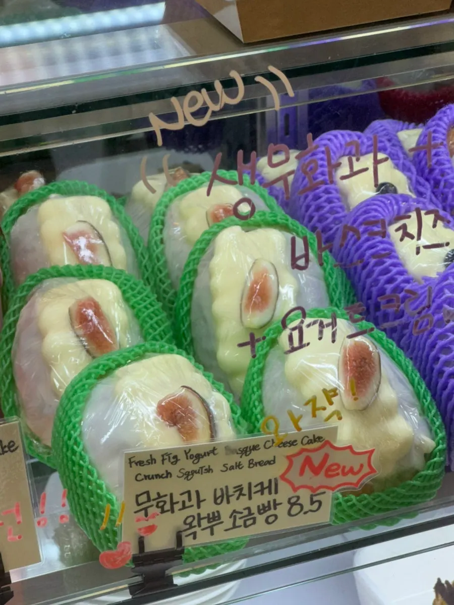 냉장 쇼케이스에 진열된 케이크