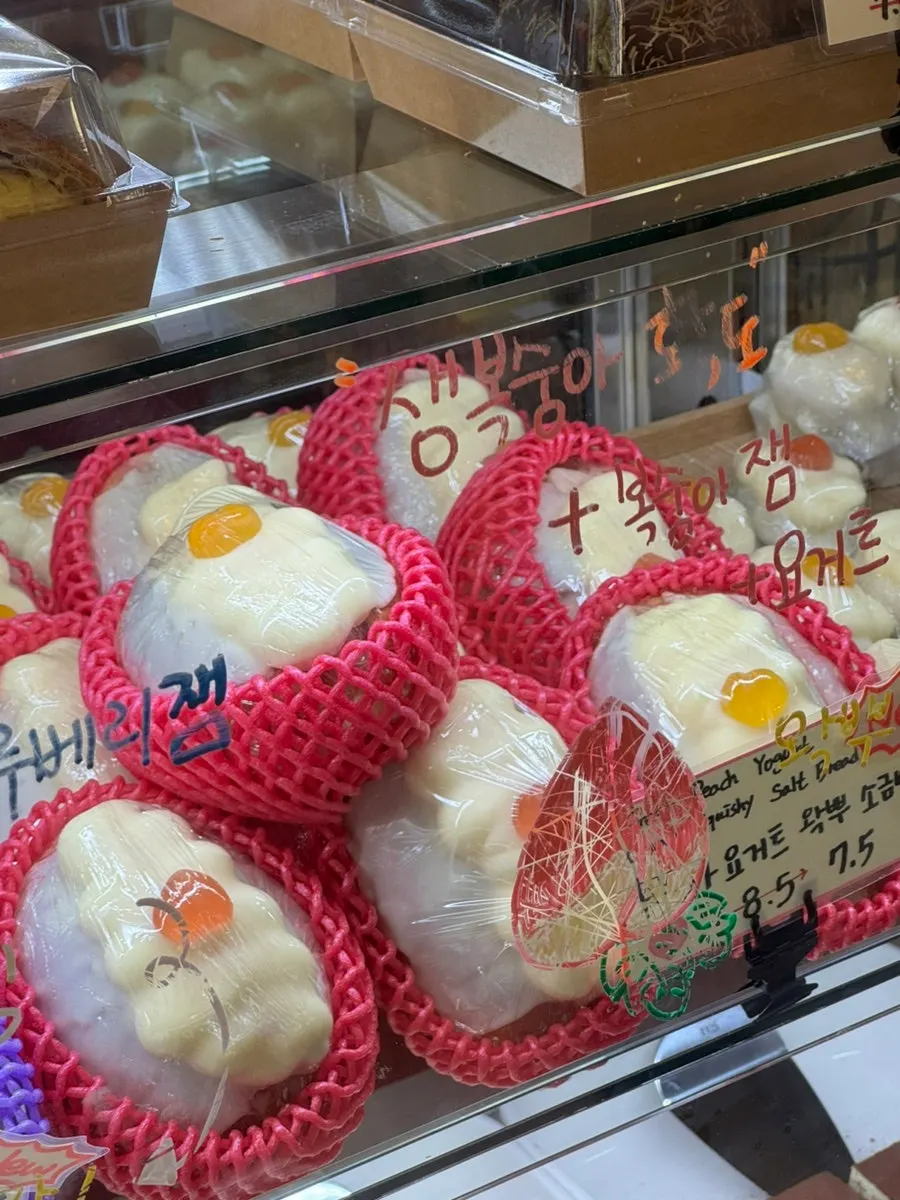 무화과 왁뿌 소금빵 진열 안내