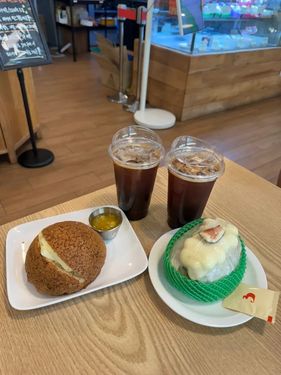 초와 생일 관련 물품 판매 코너