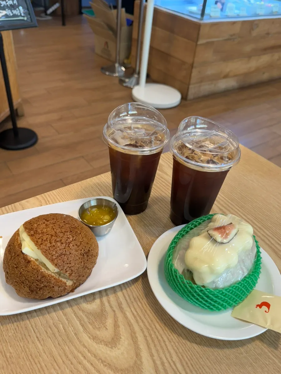아이스아메리카노 두 잔과 빵 두 가지 테이블