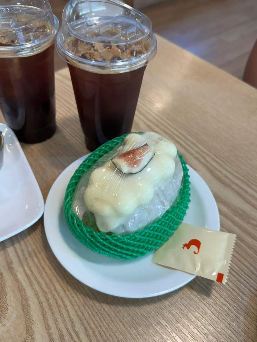 화이트초코 코팅된 무화과 왁뿌 소금빵