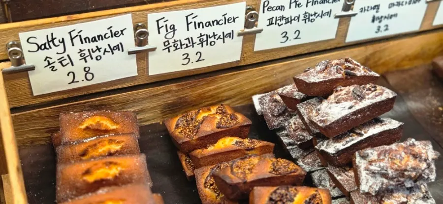 잠봉베르 바게트가 놓인 빵 진열대