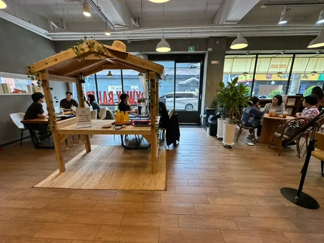 Interior view of BYWAY BAKERS Yeongdeungpo Branch