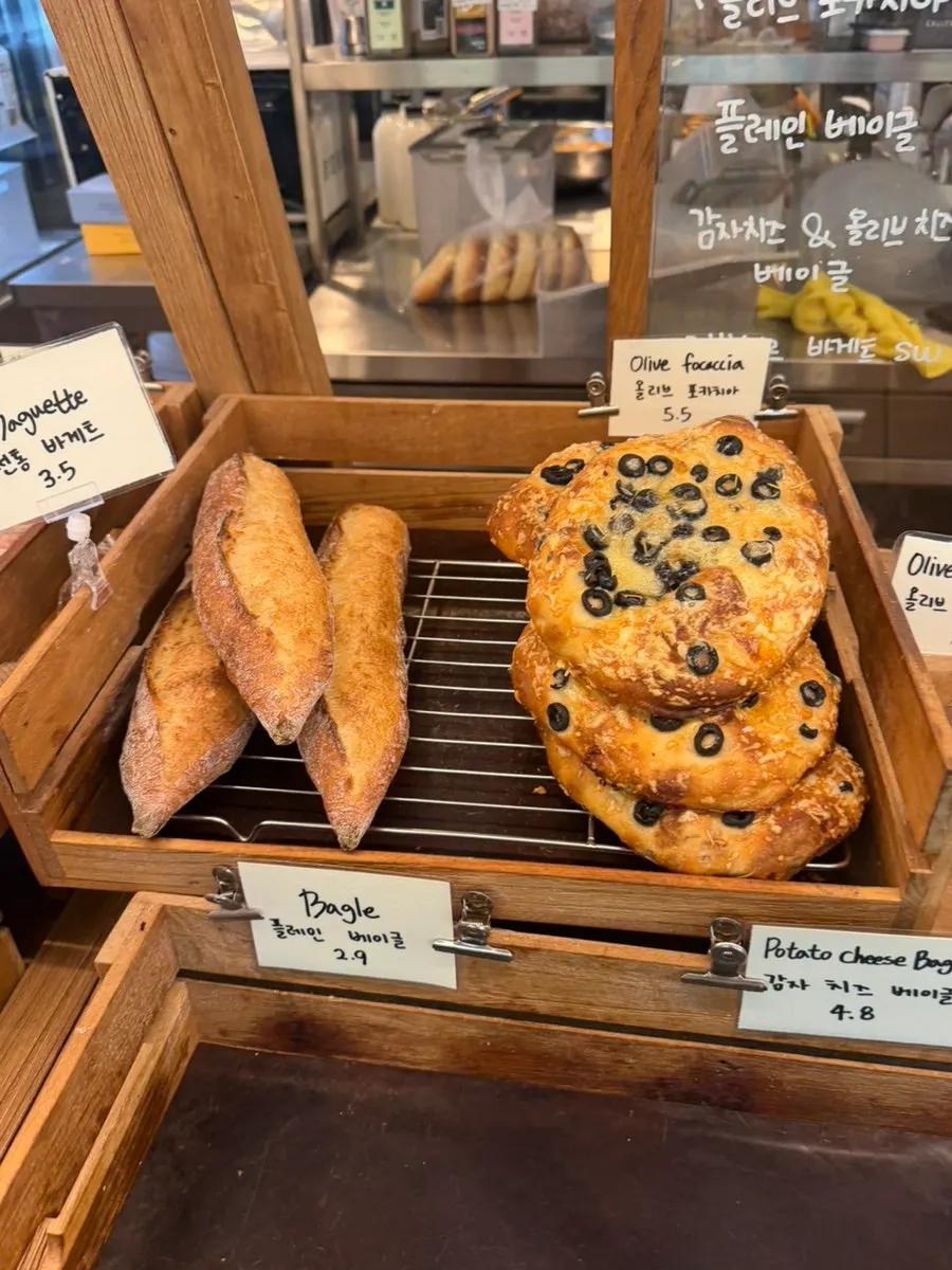 Display shelf with various salt breads