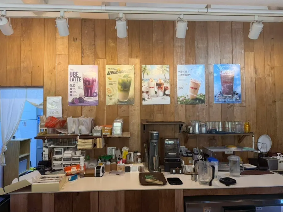 Spacious seating inside BYWAY BAKERS Yeongdeungpo Branch