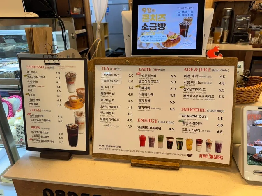 왁뿌 소금빵과 케이크 타르트 쇼케이스