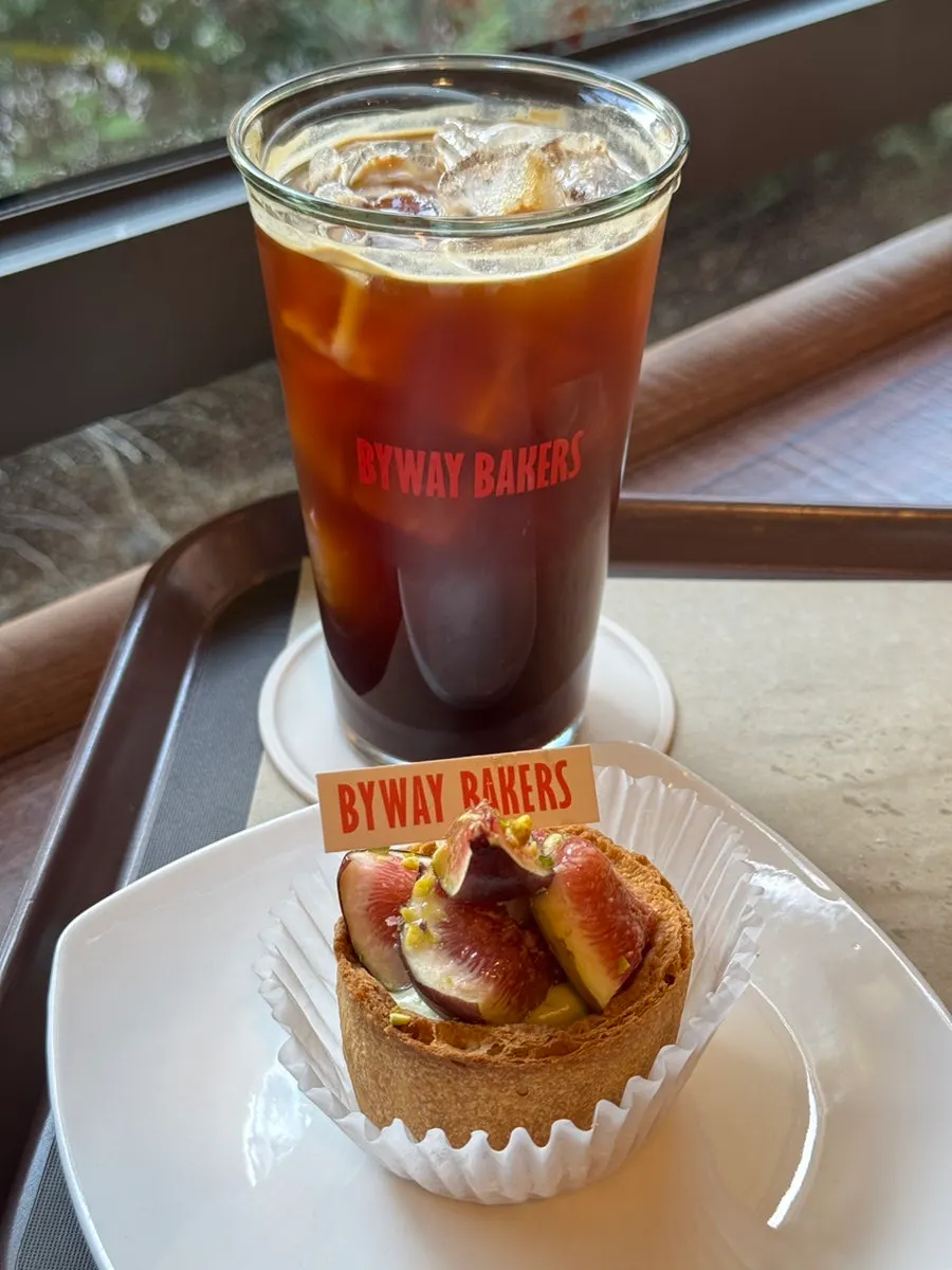커피와 티 스무디가 적힌 음료 메뉴판
