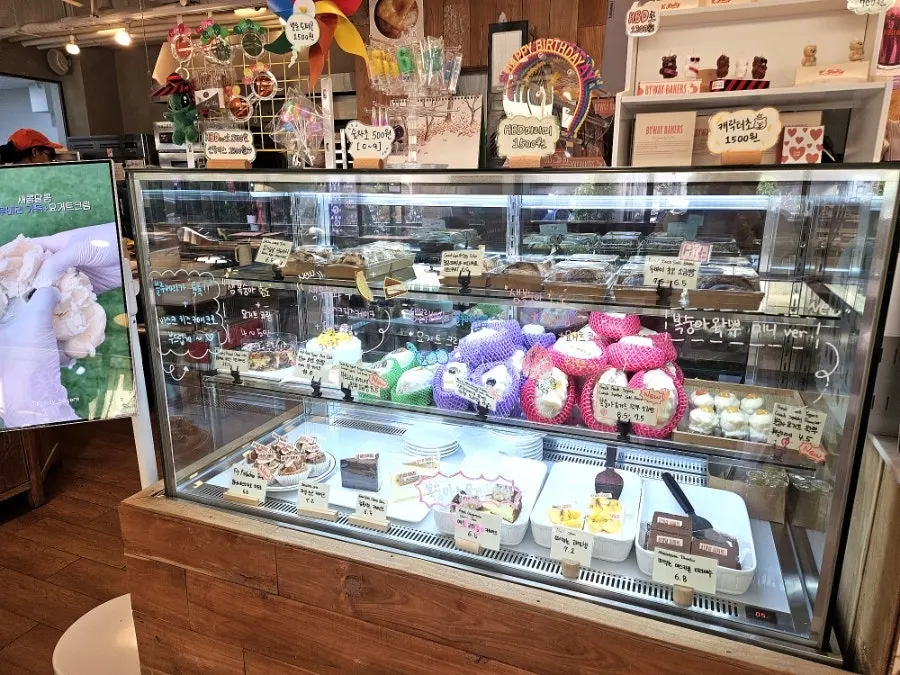Order counter with drinks on display