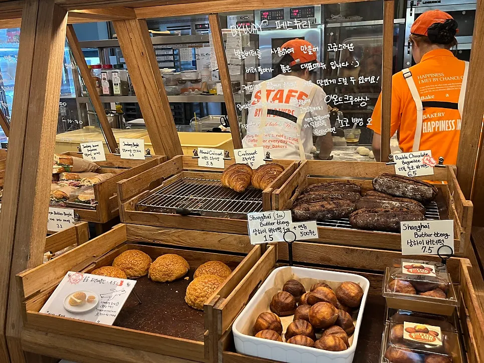 Bakery display case with freshly baked bread